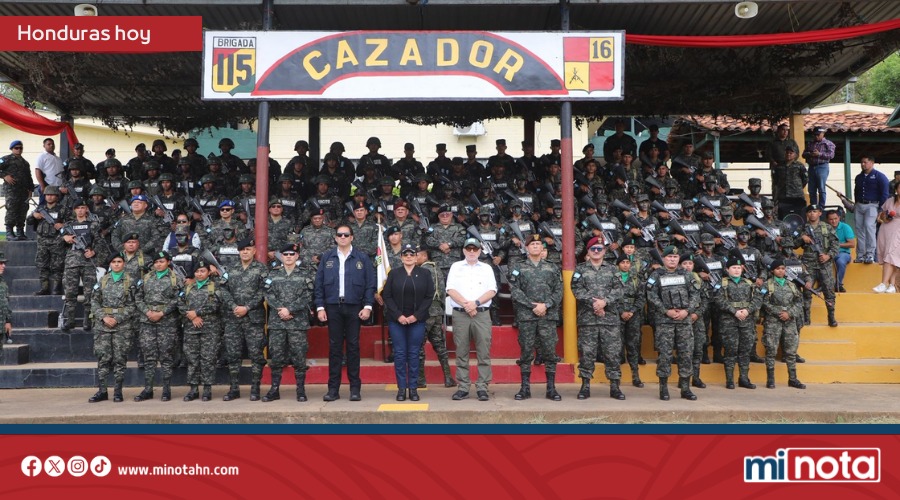 PRESIDENTA XIOMARA CASTRO VISITA BASE MILITAR Y DESTACA LABOR EN JUTICALPA